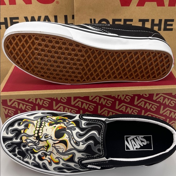 Vans Men’s Classic Slip-On
Flame Skull Black/True White
VN0009Q7BMX Sneakers - Picture 5 of 16